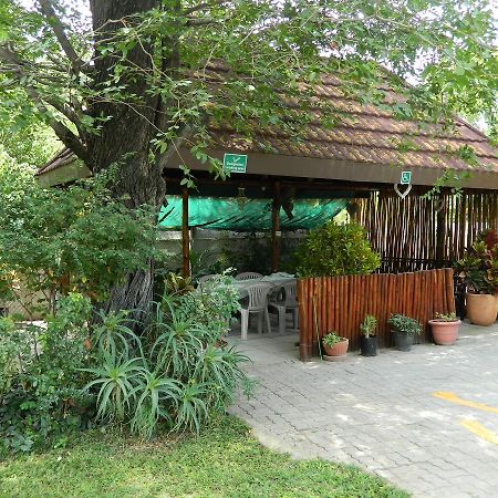 Thamalakane Guest House Маун Экстерьер фото