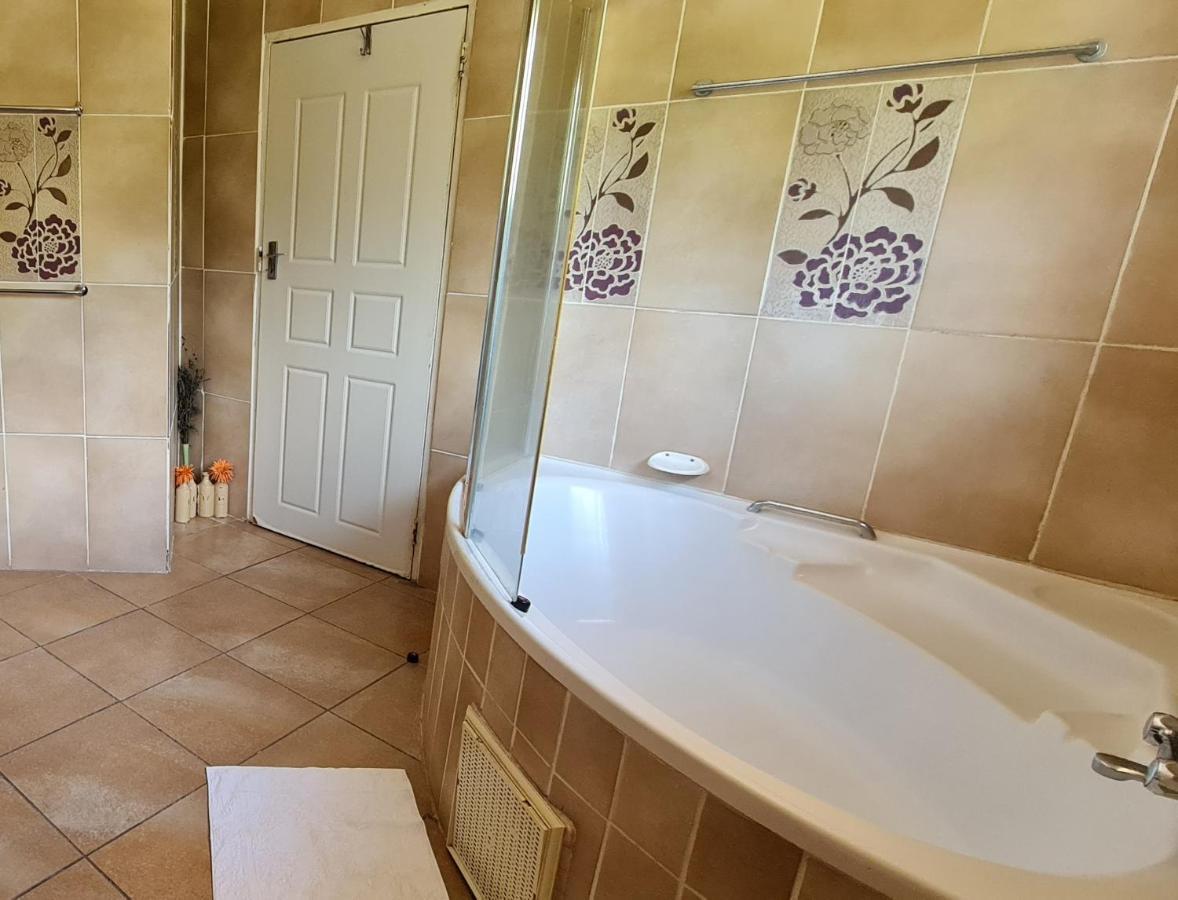 Thamalakane Guest House Маун Экстерьер фото