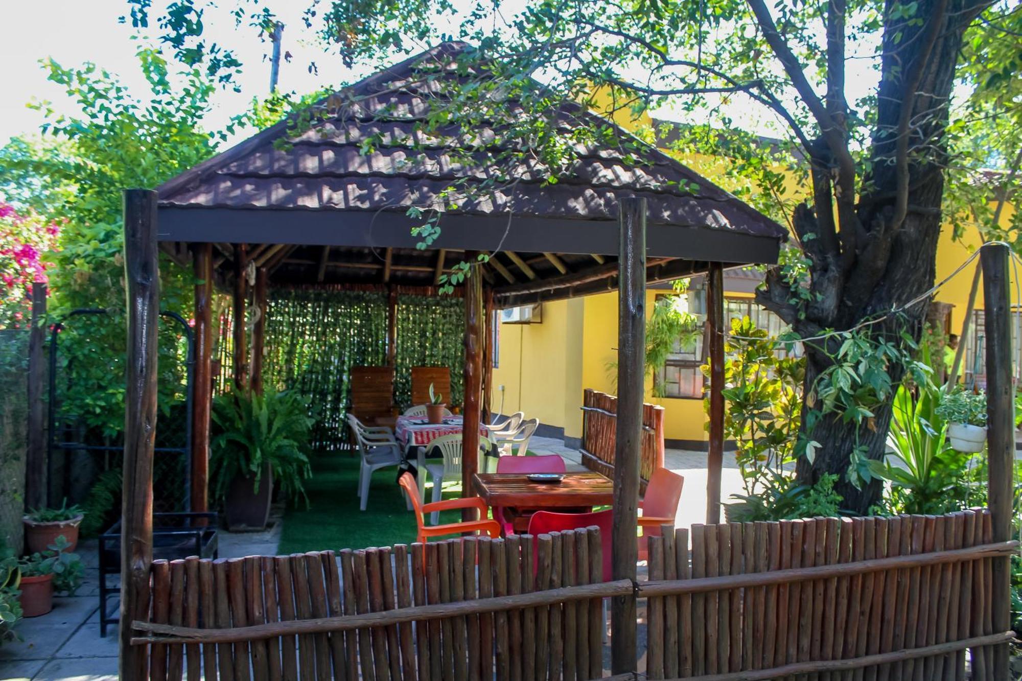 Thamalakane Guest House Маун Экстерьер фото